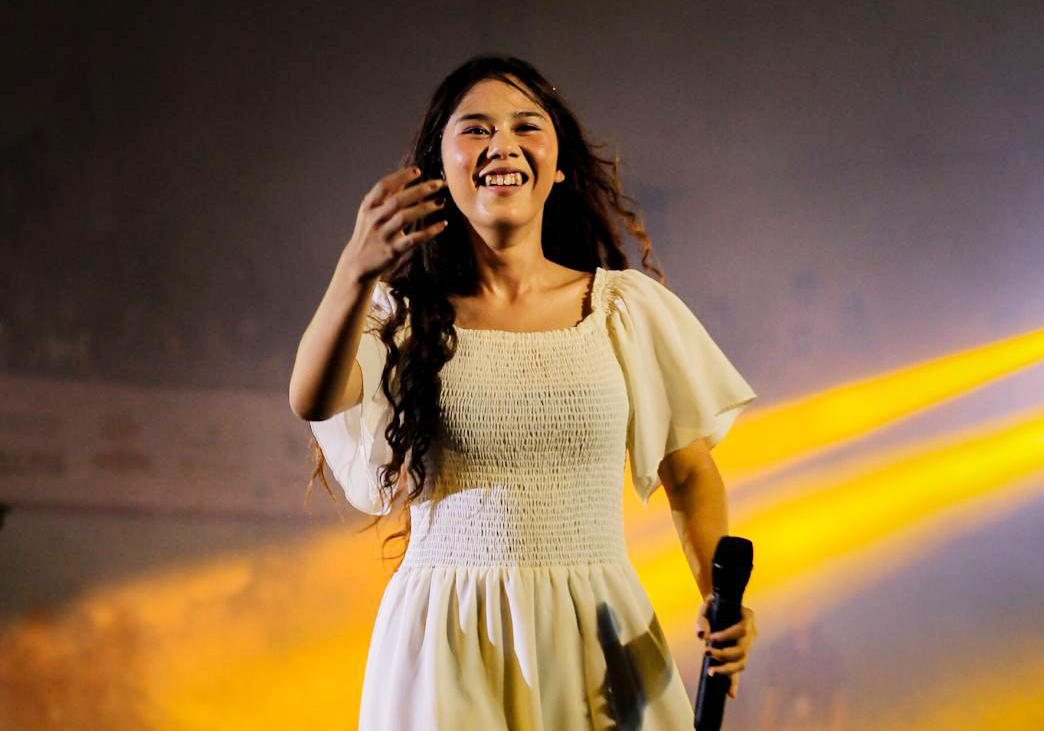 NADIN Amizah saat sedang tampil pada gelaran Closing Party VCom pada Jumat (3/5) kemarin di GOR Kampus C UNAIR. (Foto : Istimewa)