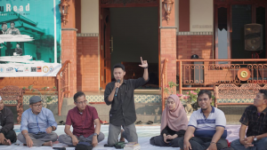 TOKOH literasi Jawa Timur yang hadir pada kegiatan Ngabuburead, (dari kiri ke kanan) Handoko aktivis Story Telling Surabaya, Yusron Aminulloh Founder MEP Training Center, Fikri Fitrananda A.MD Founder L-MMove, Kartono Founder TBM Kawan Kami dan Dr. Umar Solahudin M.Sos dari Akademisi UWKS Surabaya. (Foto: Istimewa)