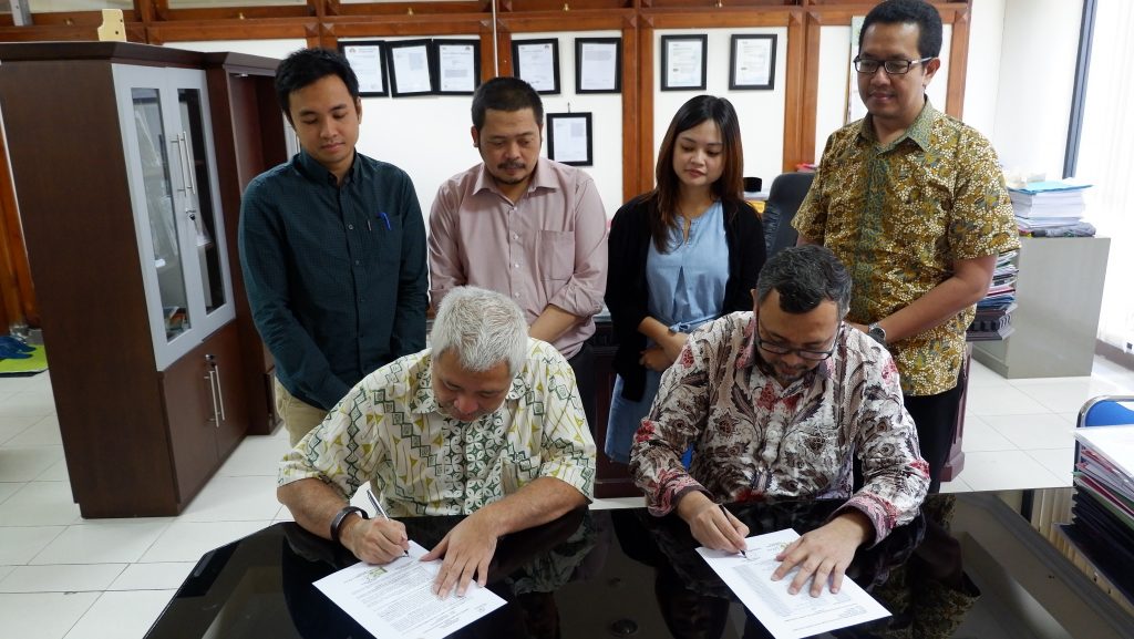 TANDA TANGAN, dari kiri, Wakil Rektor III Universitas Pertamina Budi W. Soetjipto, Ph. D dan Wakil Rektor III Prof. Ir. Moch. Amin Alamsjah, M.Si., Ph.D., saat menandatangani Mou (Memorandum of Understanding) pada Rabu (22/5/2019) di Ruang Wakil Rektor III UNAIR, Kantor Manajemen Kampus C. (Foto: Feri Fenoria Rifa’i)