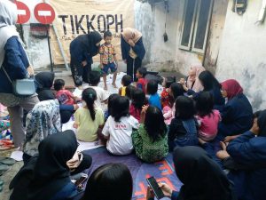 KEGIATAN club TIKKOPH BEM FKM UNAIR yang bertempat di pemukiman pasar Pacar Keling Surabaya. (Foto: Istimewa)