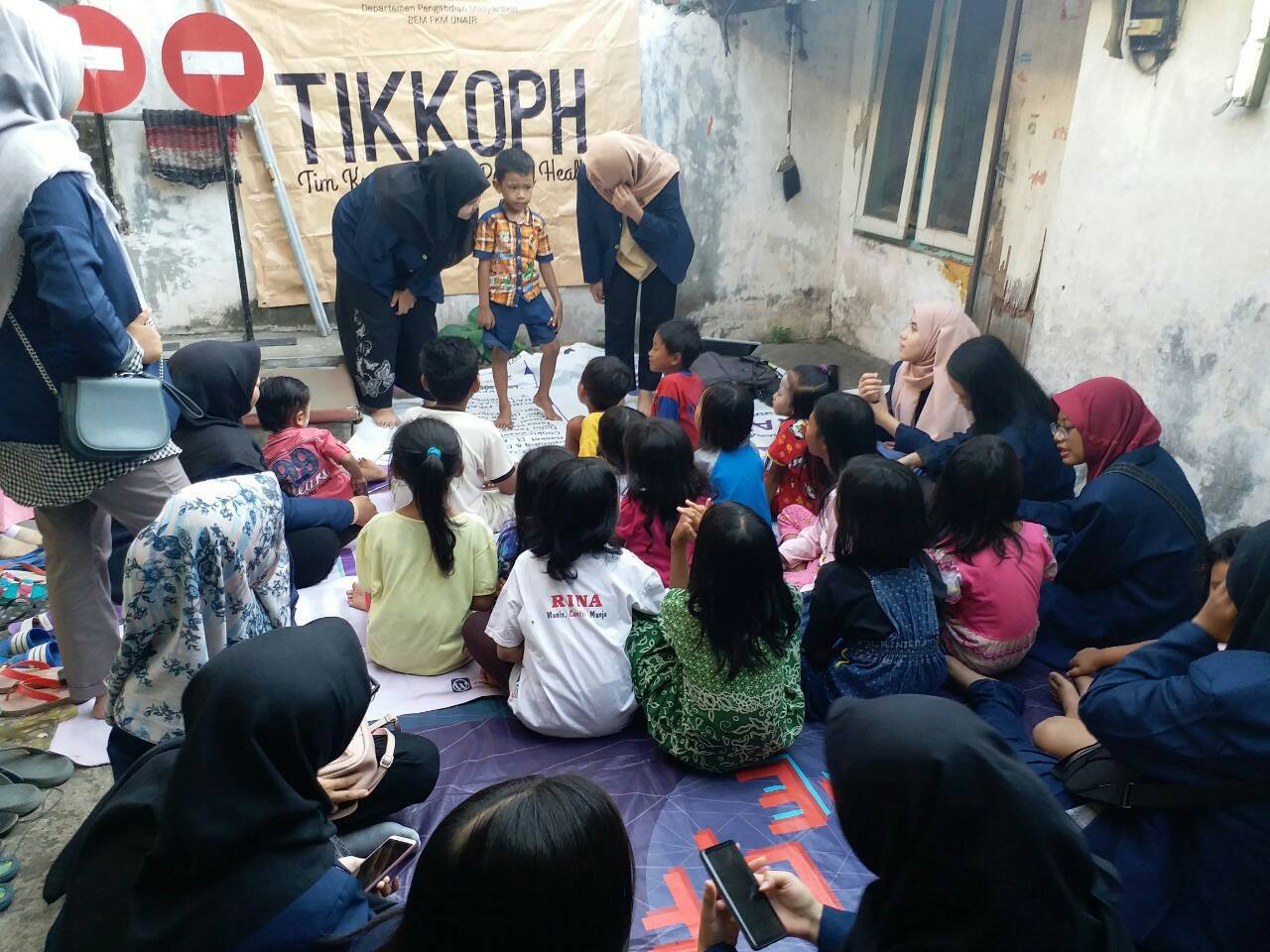 KEGIATAN club TIKKOPH BEM FKM UNAIR yang bertempat di pemukiman pasar Pacar Keling Surabaya. (Foto: Istimewa)