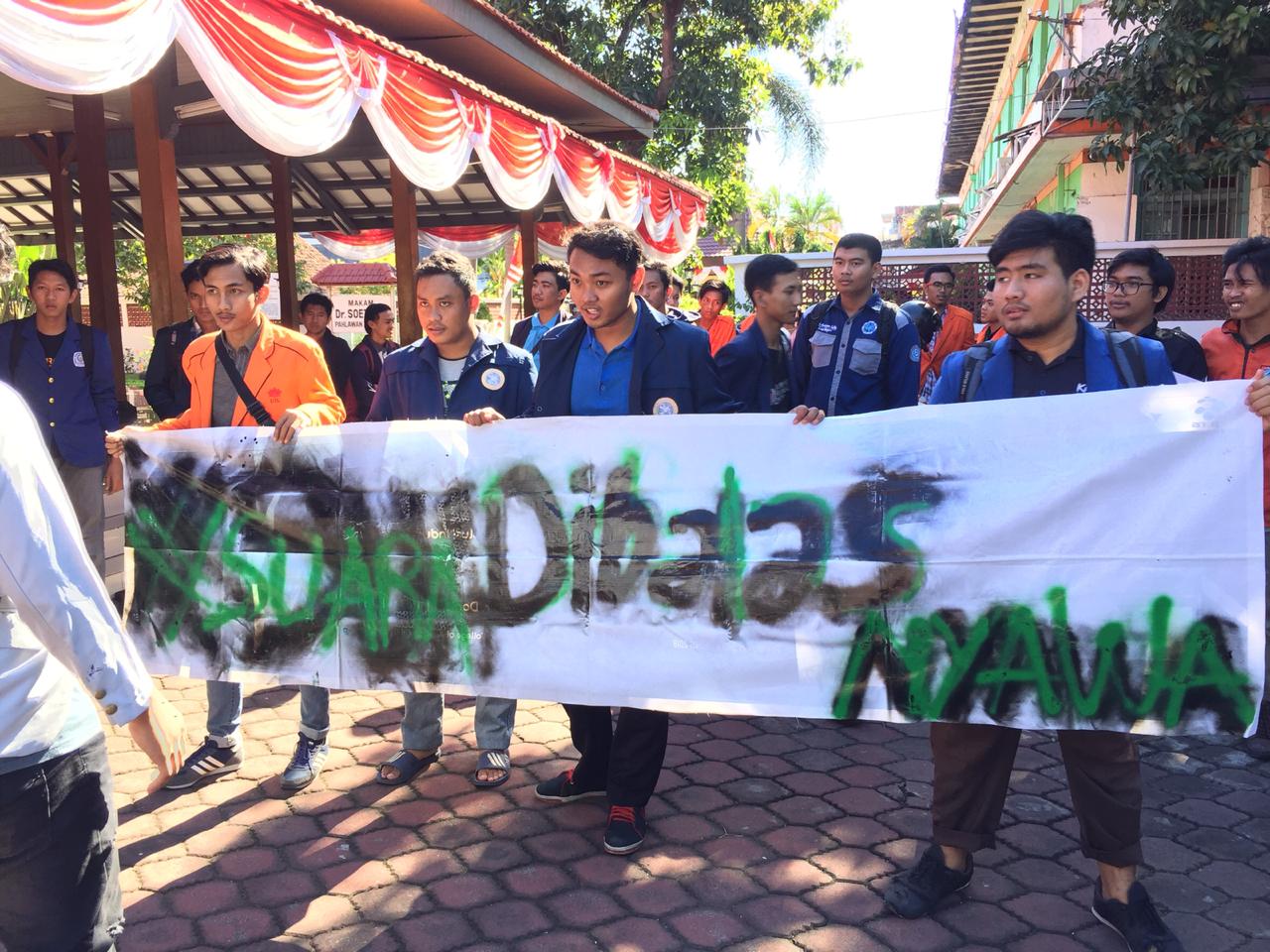 Dozens of students in the alliance of Indonesian Student Executive Board in East Java (BEM SI JATIM) during a peaceful action on Monday, May 20, 2019.