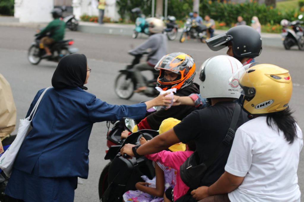 SALAH satu kegiatan AKSI Ramadhan HMA PSDKU UNAIR di Banyuwangi. (Foto: Istimewa)