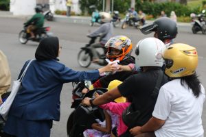 SALAH satu kegiatan AKSI Ramadhan HMA PSDKU UNAIR di Banyuwangi. (Foto: Istimewa)