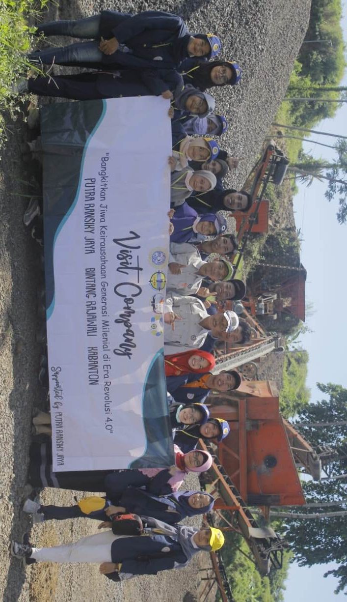 FOTO bersama peserta kegiatan seusai kunjungan di salah satu perusahaan. (Foto: Istimewa)