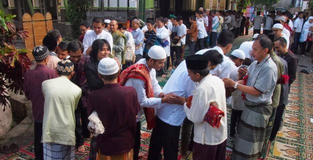 BERSALAMAN seusai melakukan sholat Idul Fitri menjadi salah satu tradisi yang khan saat Lebaran. (Foto: halojogja.com)