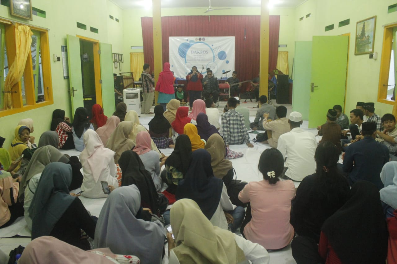 PEDULI: Agenda rutin bakti sosial FKH PSDKU di SMPLB Negeri Banyuwangi. (Foto: Istimewa)