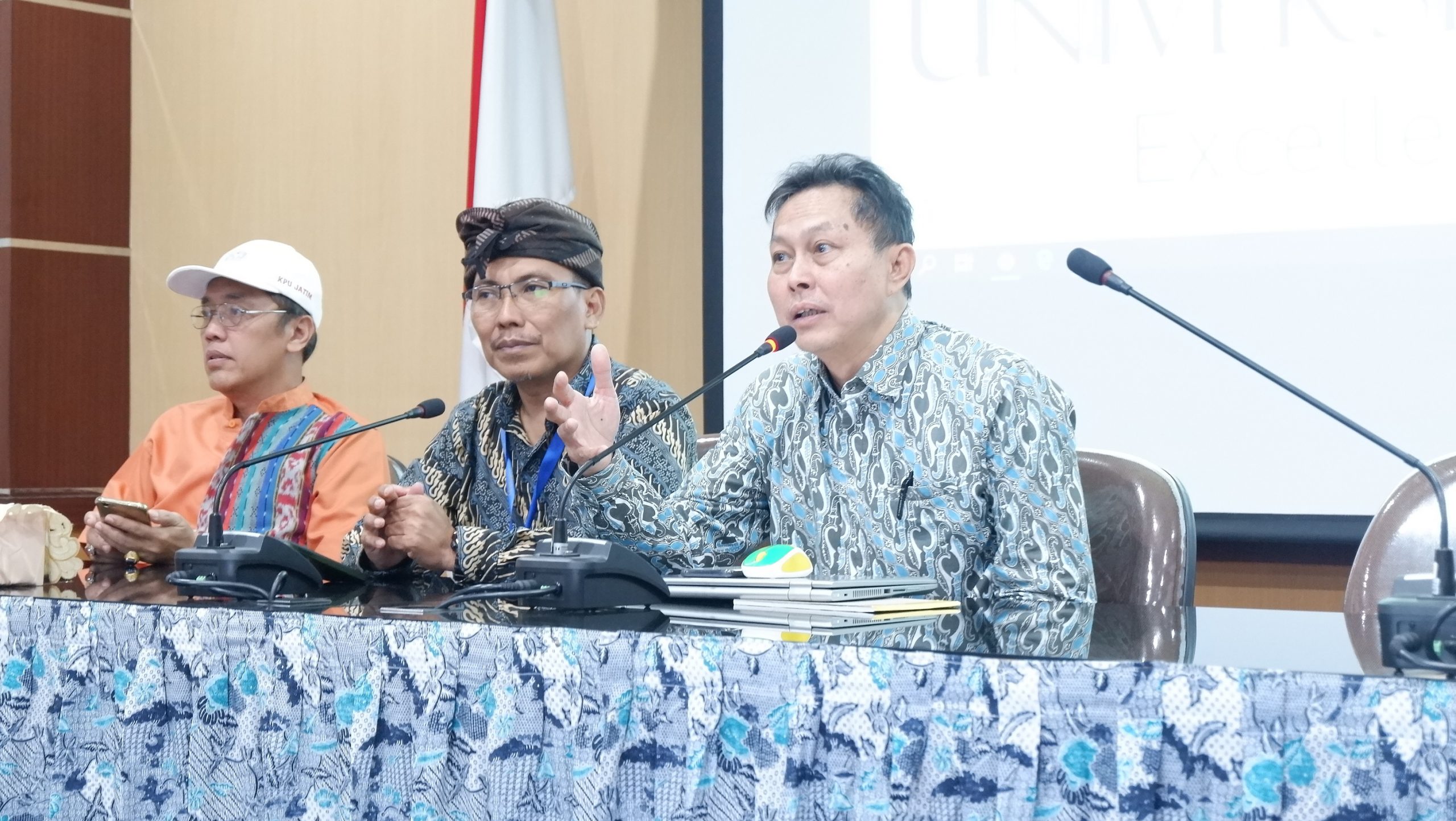 PROF. Bambang Sektiari Lukiswanto DEA, Drh., direktur pendidikan UNAIR, ketika menyampaikan sambutannya dalam Seminar Mahasiswa KKN Pemilu 2019 Universitas Airlangga. (Samping) Dr. Eko Supeno, Drs., M.Si., ketua Lembaga Pengabdian dan Pengembangan Masyarakat (LPPM) UNAIR. (Foto: Ulfah Mu’amarotul Hikmah)