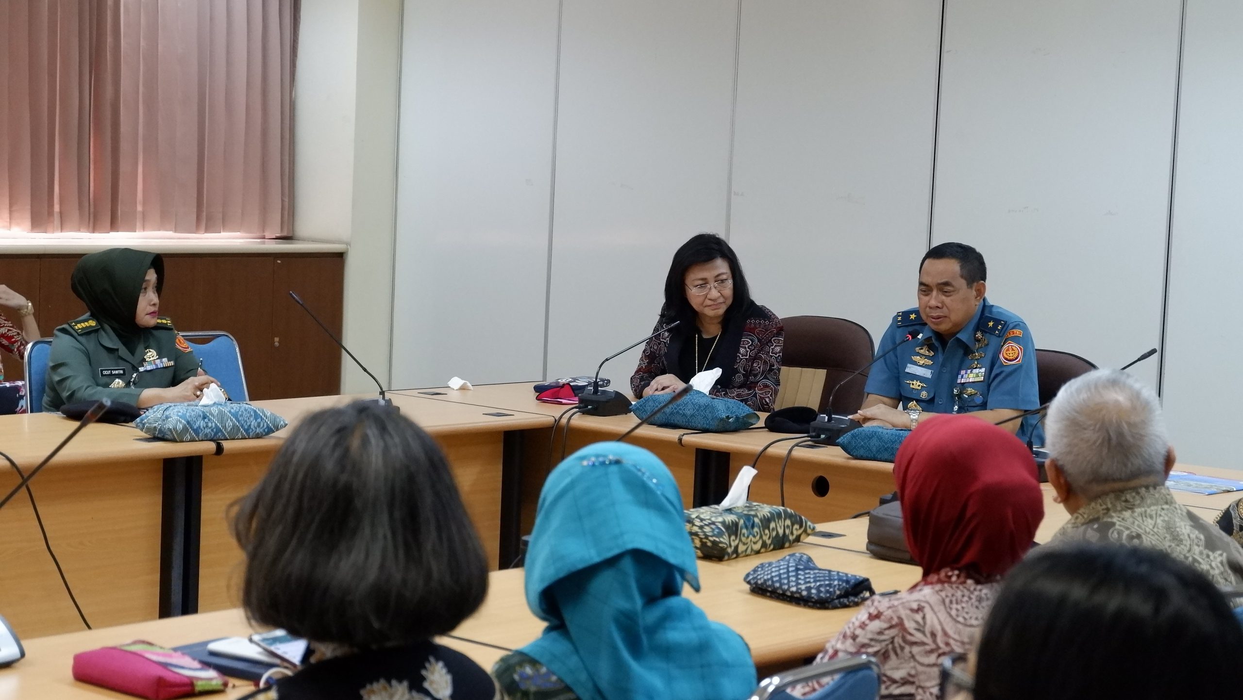 DUA dari kiri, Ketua Lembaga Penyakit Tropis UNAIR, Prof. Maria Lucia Inge Lusida dr., M.Kes., Ph.D., SpMK., dan Laksamana Pertama TNI dr. Arie Zakaria, SpOT, FICS., dalam kunjungan ke Lembaga Penyakit Tropis (LPT) UNAIR pada kamis (9/5/ 2019) di Ruang Sidang Utama LPT UNAIR. (Foto: Firman Wijaya)