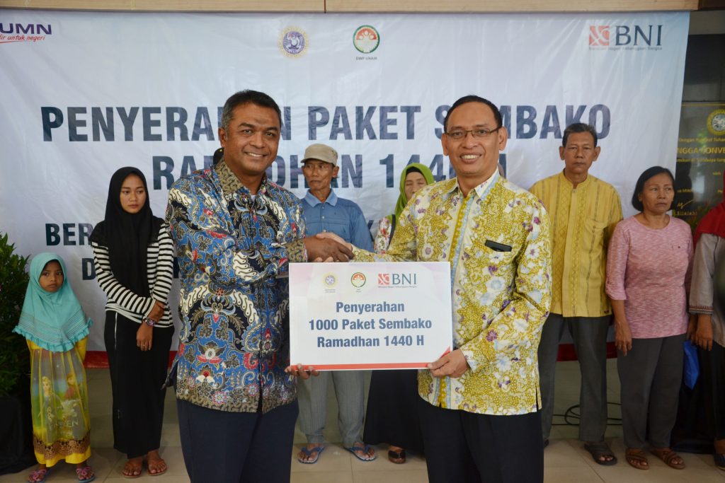 KIRI, Perwakilan BNI 46 dan Rektor UNAIR Prof. Dr. Mohammad Nasih SE., M.T., Ak., CMA., dalam kegiatan bertajuk Penyerahan paket sembako ramadhan 1440 H dengan tema ”Berkah untuk Masyarakat dan Anak Yatim di Lingkungan Universitas Airlangga” di Airlangga Convention Center (ACC) pada Rabu siang (15/5/2019). (Foto: Feri Fenoria Rifa’i)