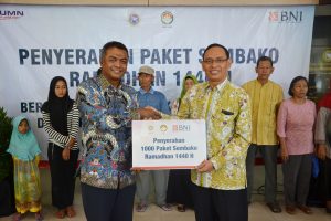 KIRI, Perwakilan BNI 46 dan Rektor UNAIR Prof. Dr. Mohammad Nasih SE., M.T., Ak., CMA., dalam kegiatan bertajuk Penyerahan paket sembako ramadhan 1440 H dengan tema ”Berkah untuk Masyarakat dan Anak Yatim di Lingkungan Universitas Airlangga” di Airlangga Convention Center (ACC) pada Rabu siang (15/5/2019). (Foto: Feri Fenoria Rifa’i)