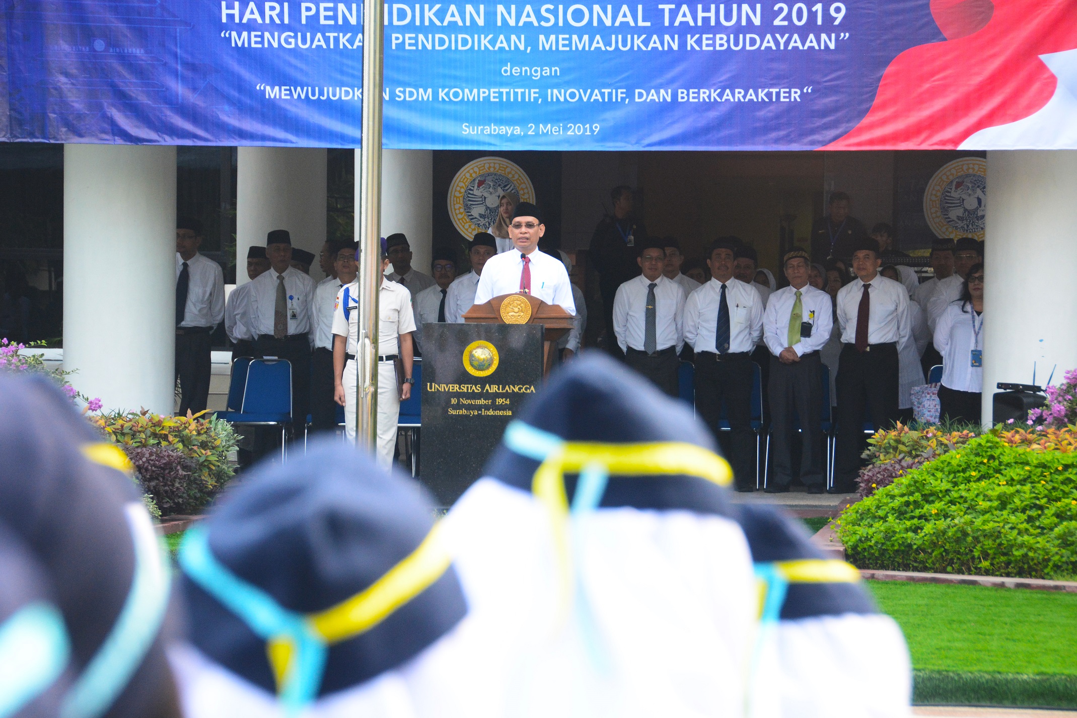 REKTOR Prof Mohammad Nasih SE., MT., AK., CMA., saat memberikan sambutan dalam Upacara Peringatan Hari Pendidikan Nasional 2019 di halama Kantor Manajemen Kampus C pada Kamis (2/5/2019). Prof Nasih menekankan pesan tentang kemjuan pendidikan Indonesia menjadi tanggung kawab kita bersama. (Foto: Feri Fenoria Rifa’i)