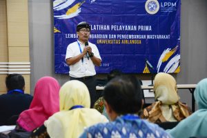 KETUA Lembaga Pengabdian dan Pengembangan Masyarakat (LPPM) Universitas Airlangga Dr. Eko Supeno drs., M.Si., saat memberikan sambautan dalam Lepatihan Pelayanan Prima di Hotel Zoom Dharmawangsa Surabaya, pada Jum’at-Sabtu (3-4/5/2019). (Foto: Feri Fenoria Rifa’i)