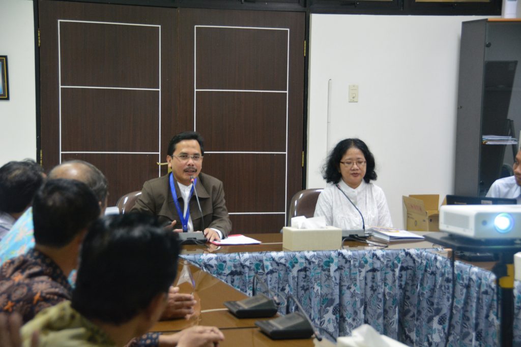 UNAIR Director of Student Affairs Dr. M. Hadi Subhan, SH., MH., CN., gives a remarks in the ceremonial scholarship distribution to some elementary schools in Mulyorejo Subdistrict.