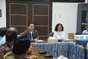 DIREKTUR Kemahasiswaan UNAIR Dr. M. Hadi Subhan, SH.,MH.,CN., saat memberikan sambutan dalam seremonial penyerahan beasiswa kepada sejumlah SD di Kecamatan Mulyorejo. (Foto: Firman Wijaya)