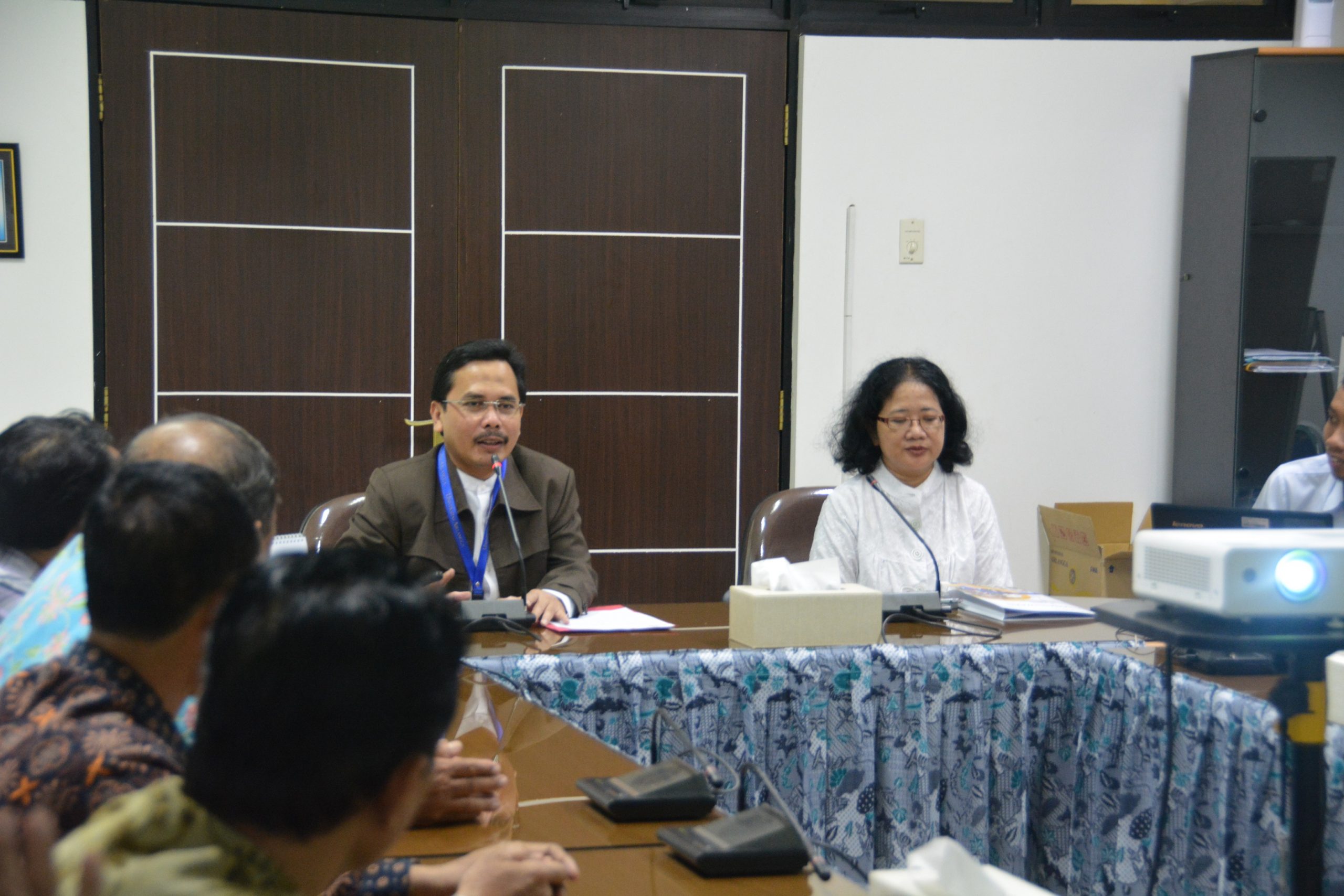 DIREKTUR Kemahasiswaan UNAIR Dr. M. Hadi Subhan, SH.,MH.,CN., saat memberikan sambutan dalam seremonial penyerahan beasiswa kepada sejumlah SD di Kecamatan Mulyorejo. (Foto: Firman Wijaya)