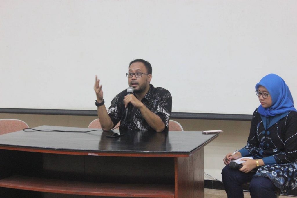 Ucu Martanto, FISIP UNAIR Political Science lecturer, speaks during public discussion on the death of 500 KPPS officials. (Photo: By courtesy )