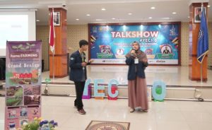 FITRA (left) and Ani during presentation at North Sumatra Muhammadiyah University.