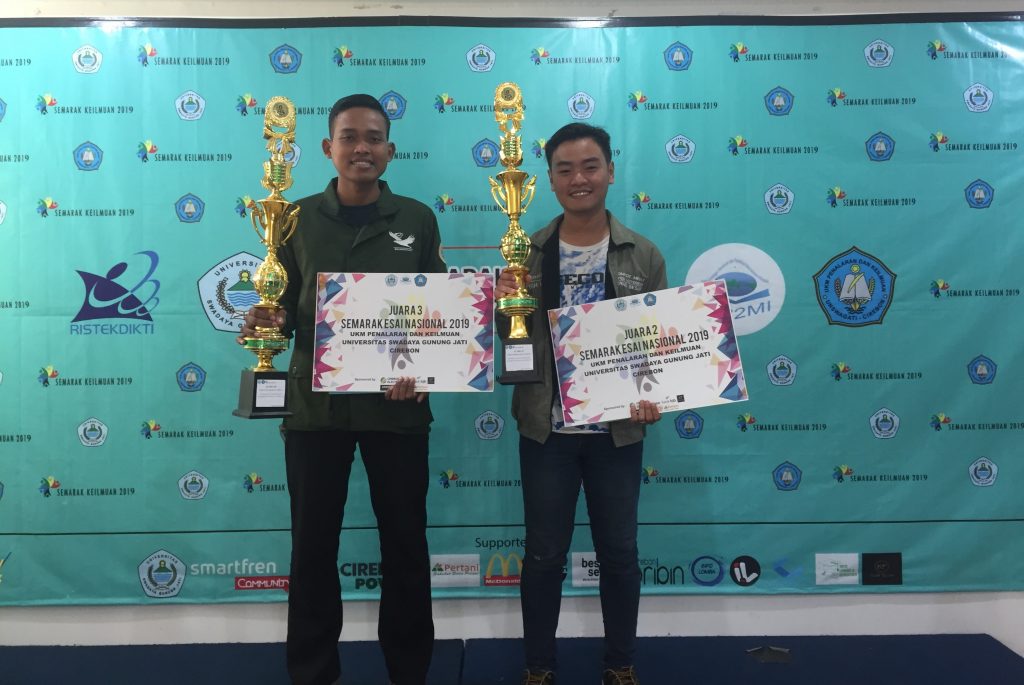 Venri Novryantoro (right) and Mohammad Wahyu Syafi'ul Mubarok (left) won second and third place in Semarak Esai Nasional 2019