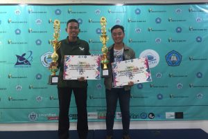 Venri Novryantoro (right) and Mohammad Wahyu Syafi'ul Mubarok (left) won second and third place in Semarak Esai Nasional 2019