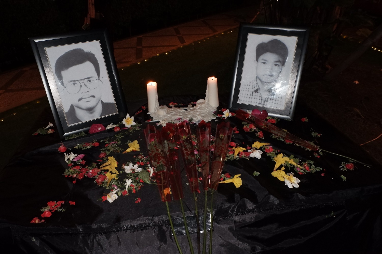 The monument made as a tribute to Herman Hendrawan (left) and Petrus Bimo Anugrah (right) in the park behind FISIP UNAIR on Thursday, May 17, 2019.
