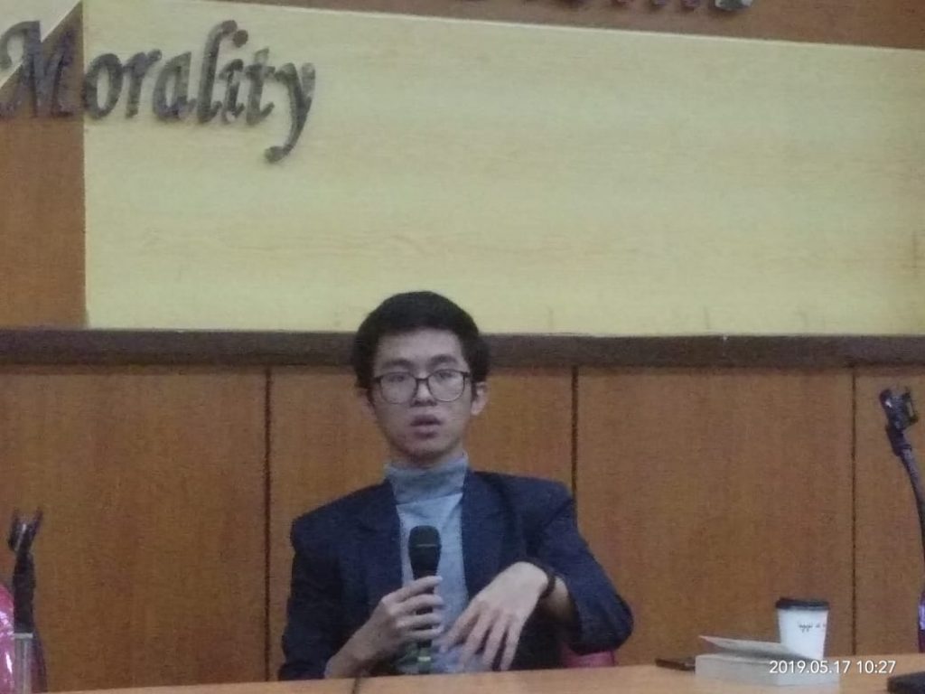 VINCENT Ricardo explains how to make and edit interesting and effective videos in branding class activity on Friday, May 17, 2019 at Mindrowo Hall FEB UNAIR.