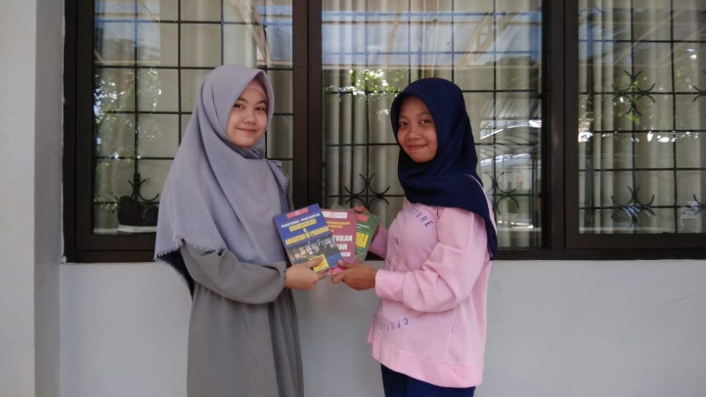 HIMAFORSTA gives PSDKU KM as a form of support for the initiation of Reading Corner program.