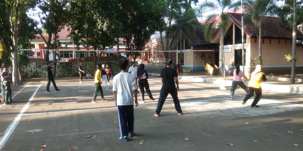 SPORTIF: Pertandingan Fun Sport mahasiswa Akuntansi PSDKU Banyuwangi cabang olahraga bola voli. (Foto: Istimewa)