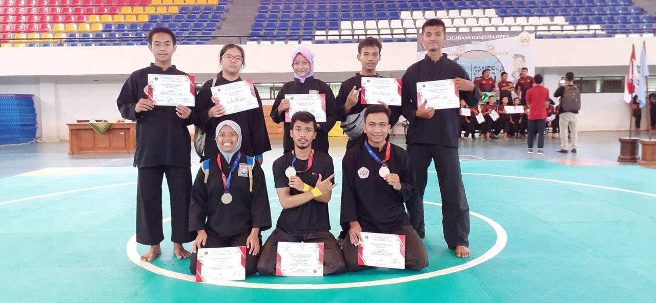 KONTINGEN Pencak Silat UNAIR yang bertanding pada Kejuaraan Nasional Ganesha Open 2019 di Bali pada 24-28 April 2019. (Foto: Istimewa)