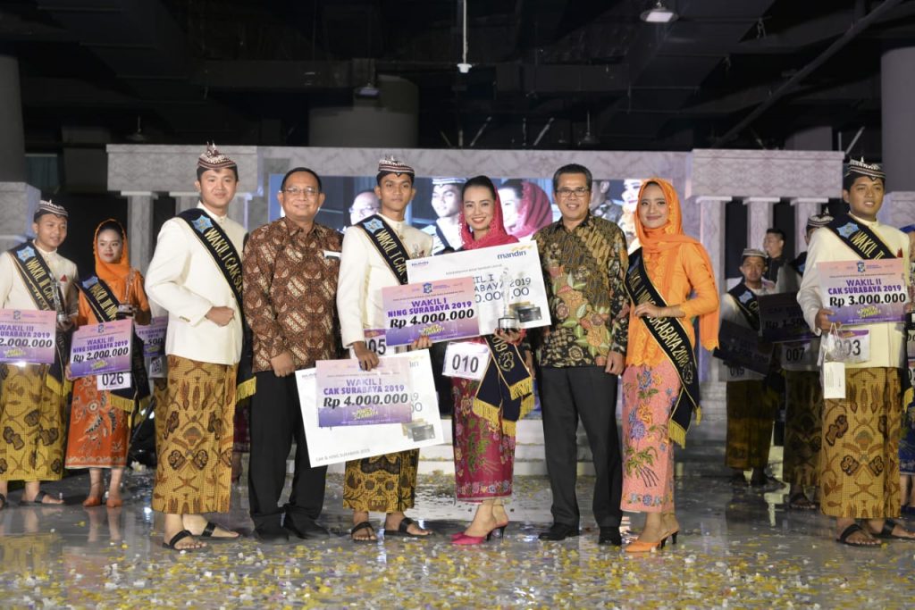 DHIMAS Elham (third from the left) First Runner-Up Cak Surabaya 2019 at Cameleon Hall 5th floor Tunjungan Plaza 6 Surabaya on Wednesday, May 1, 2019