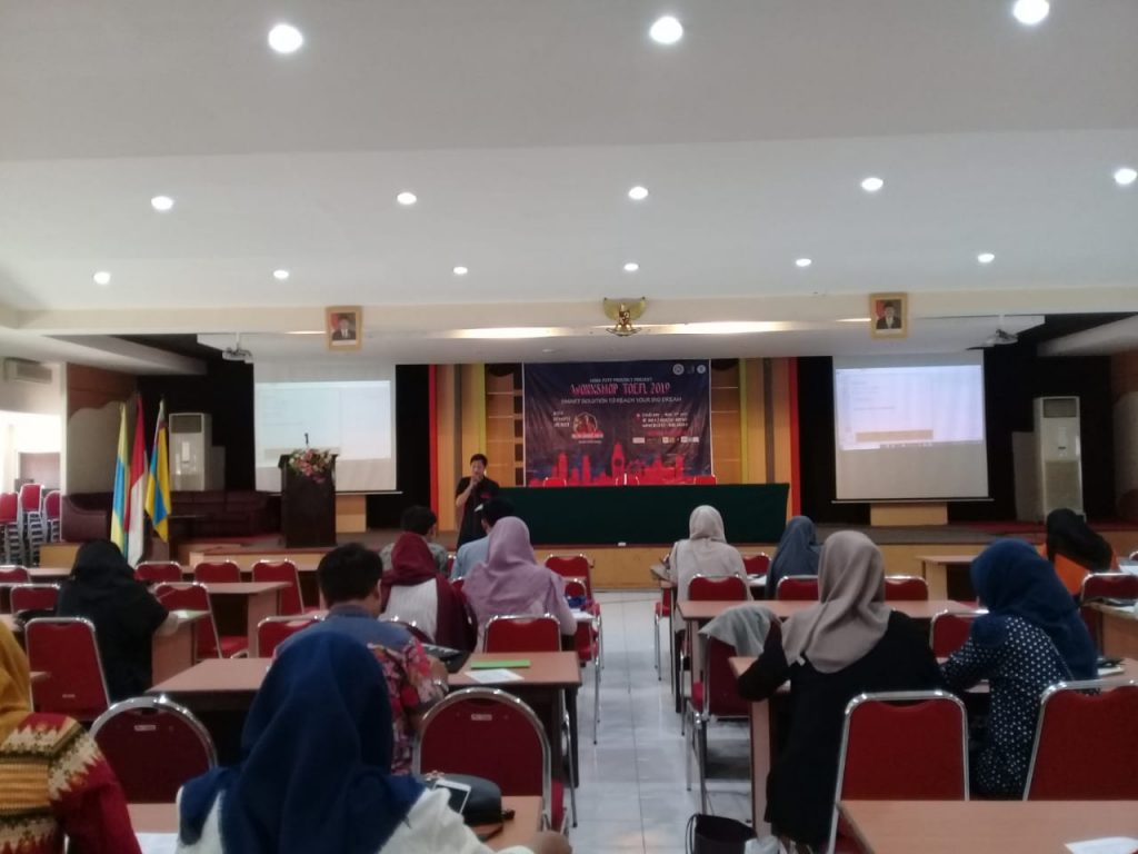 PELAKSANAAN English for Library, Workshop TOEFL yang diadakan oleh Hima D3 Perpustakaan UNAIR di Aula Lantai III FV UNAIR (9/5/2019). (Foto: Erika Eight Novanty)