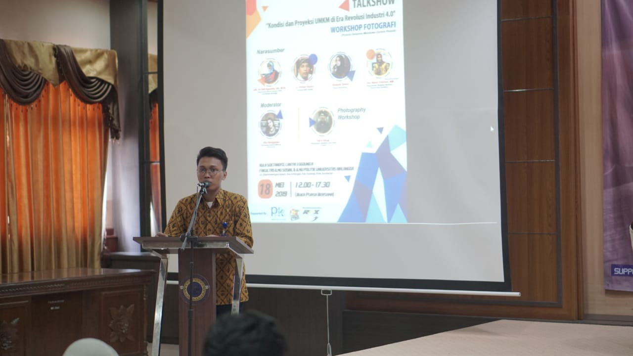 FOUNDER Indonesia Creative Millenial Community, Novrizal Arifin saat sedang memberikan sambutan pada Talkshow ICMC pada 18 Mei 2019 di Aula Soetandyo FISIP UNAIR. (Foto : Istimewa)