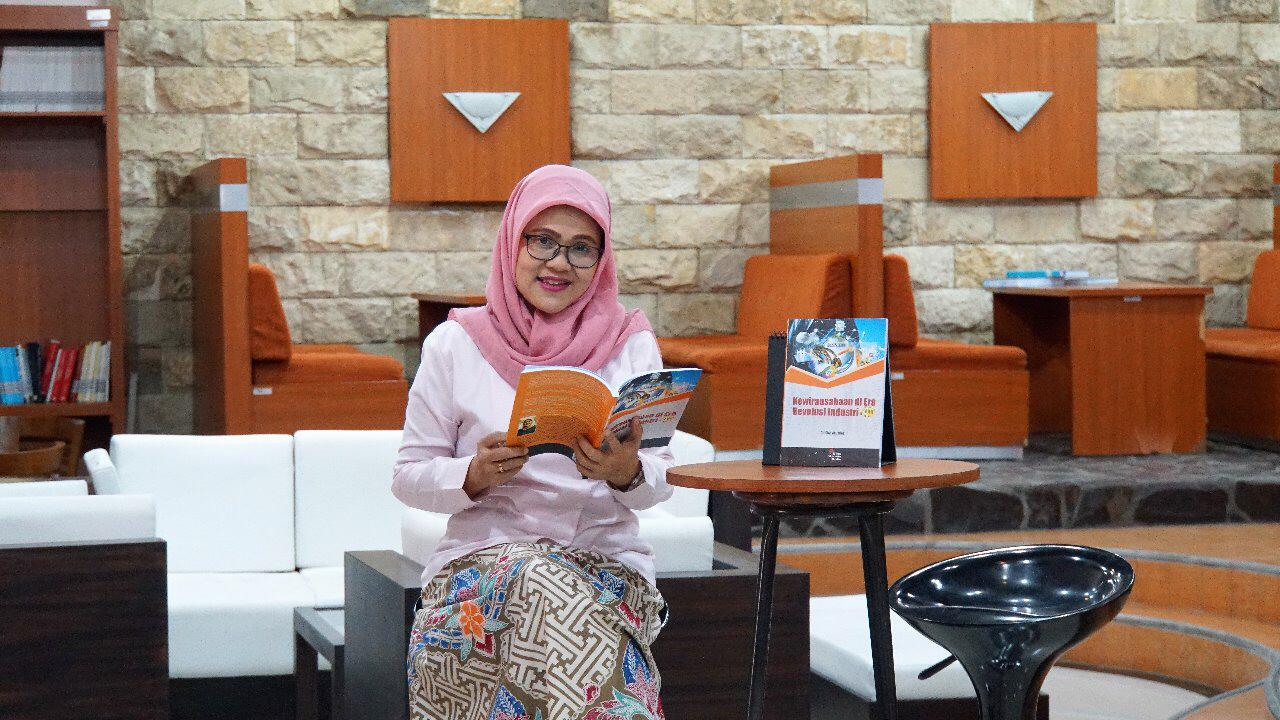 Dr. Tri Siwi Agustina, SE., M.Si., bersama dengan buku karyannya. (Foto: Istimewa)