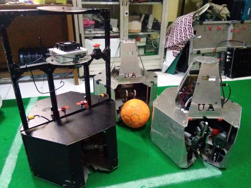ROBOT tim Amuros yang akan mewakili UNAIR pada Kontes Robot Indonesia Nasional 2019 20-23 Juni nanti. (Foto: Istimewa)