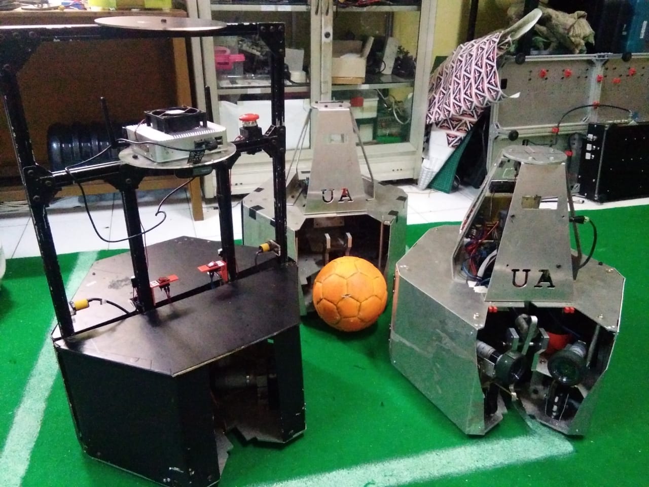 ROBOT tim Amuros yang akan mewakili UNAIR pada Kontes Robot Indonesia Nasional 2019 20-23 Juni nanti. (Foto: Istimewa)