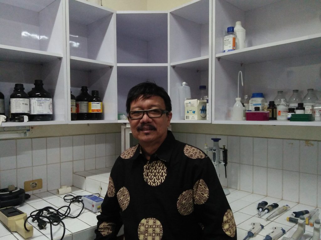 Professor on Virology and Immunology of Faculty of Veterinary Medicine (FKH) Universitas Airlangga, Prof. Dr. drh. Soewarno, MSi., in the virology laboratory. (Photo: Nabila Amelia).