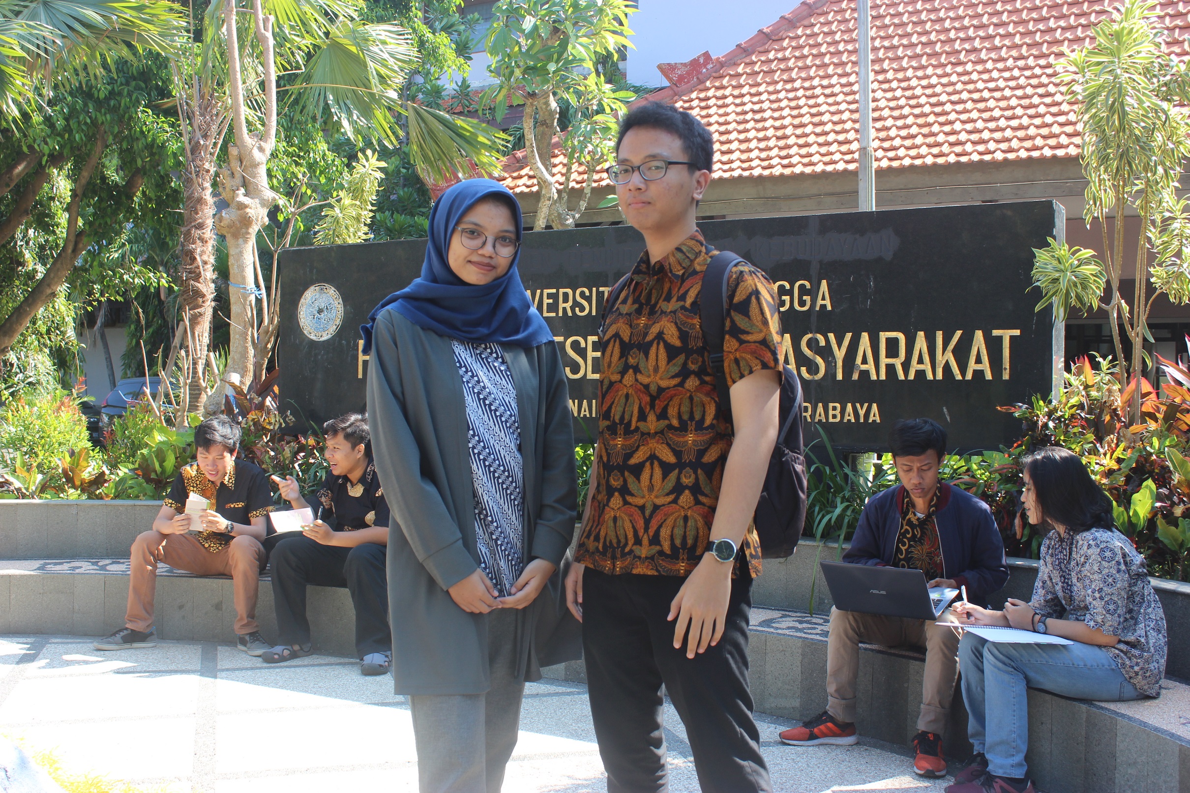 MAHASISWA Fakultas Kesehatan Masyarakat (FKM) Universitas Airlangga (UNAIR) menggunakan batik sebagai bentuk partisipasi pada program BUTIK. (Foto: Ulfah Mu’amarotul Hikmah)