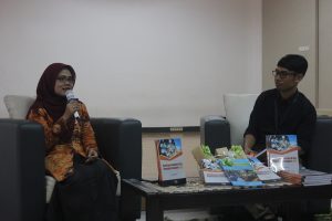 Dr. Tri Siwi Agustina SE., M.Si., ketika menyampaikan materi pada acara talkshow Meet The Author di Library UNAIR. (Foto : Ulfah Mu’amarotul Hikmah)