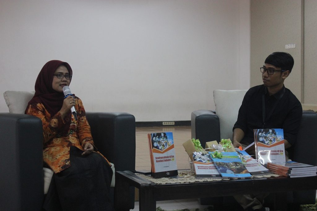 Dr. Tri Siwi Agustina SE., M.Si., in a talk show, Meet The Author at UNAIR Library. (Photo: Ulfah Mu’amarotul Hikmah)