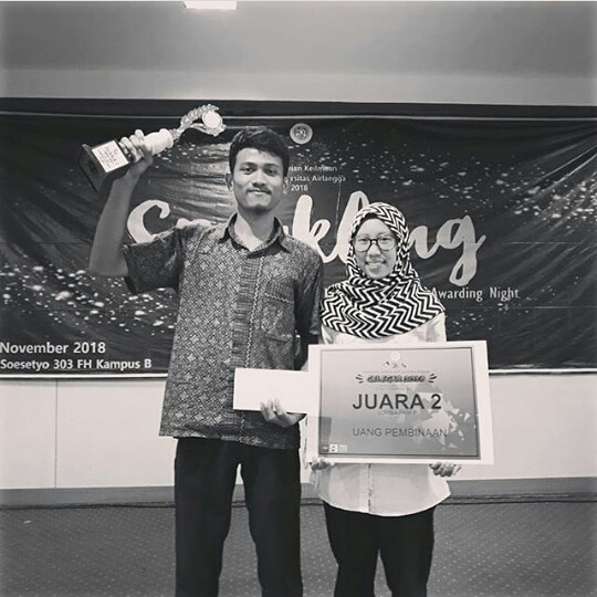 ALVIN Robiantoro Priadi (kiri), mahasiswa penerima bidikmisi Fakultas Vokasi UNAIR yang berhasil mewakili UNAIR dan Indonesia pada LKTI Internasional di Kuala Lumpur. (Foto : istimewa)