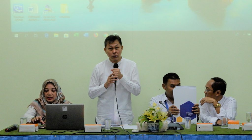 PROF. Dr. Bambang Sektiari Lukiswanto, Drh., DEA (second from the left) gives a speech in 60th KKN IPE send-off ceremony in Kahuripan Meeting Room, Campus C.
