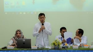 PROF. Dr. Bambang Sektiari Lukiswanto, Drh., DEA (second from the left) gives a speech in 60th KKN IPE send-off ceremony in Kahuripan Meeting Room, Campus C.