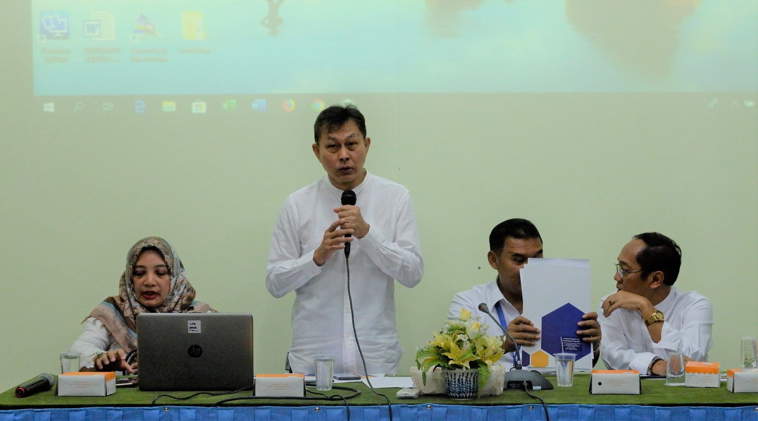 PROF. Dr. Bambang Sektiari Lukiswanto, Drh., DEA (second from the left) gives a speech in 60th KKN IPE send-off ceremony in Kahuripan Meeting Room, Campus C.
