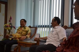 Ketua KPPU RI Kurnia Toha saat melakukan diskusi bersama Rektor UNAIR Prof. Nasih. (Foto: Nuri Hermawan)