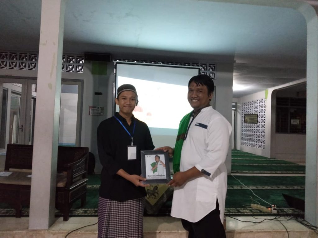 Perwakilan KKI PSDKU M. Yuda Mustakim memberikan kenang-kenangan kepada Ustad Rofi’udin. (Foto: Istimewa)