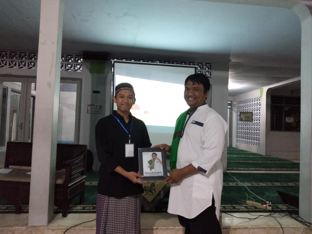 Perwakilan KKI PSDKU M. Yuda Mustakim memberikan kenang-kenangan kepada Ustad Rofi’udin. (Foto: Istimewa)