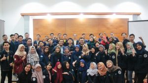 AKRAB: Sesi foto bersama antara BEM KM UNAIR dengan KM PSDKU Banyuwangi usai acara. (Foto:Istimewa)