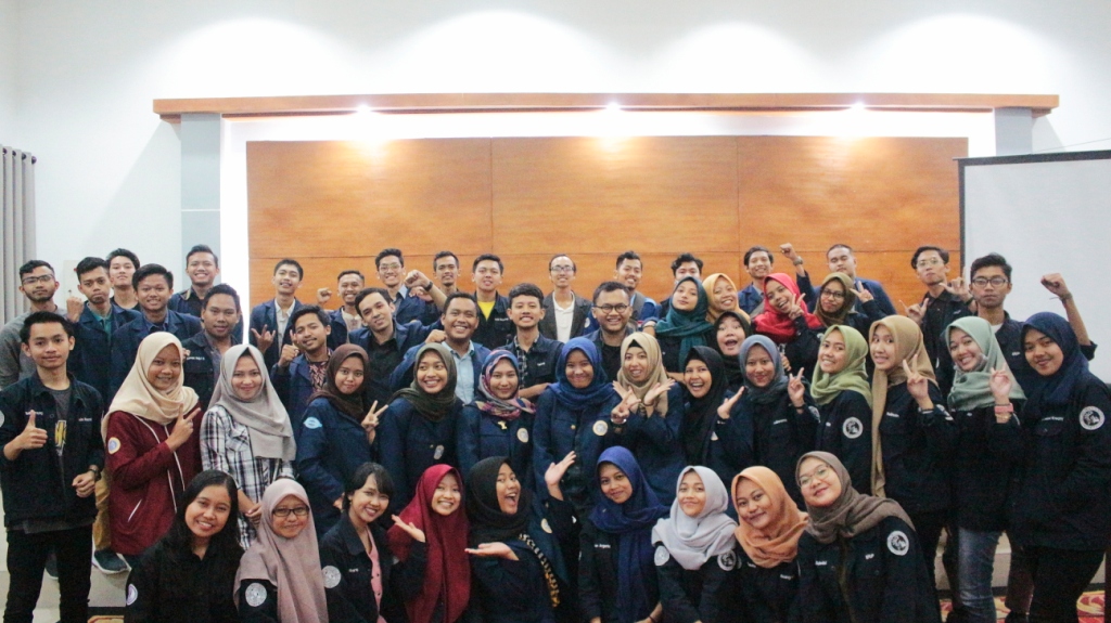 AKRAB: Sesi foto bersama antara BEM KM UNAIR dengan KM PSDKU Banyuwangi usai acara. (Foto:Istimewa)