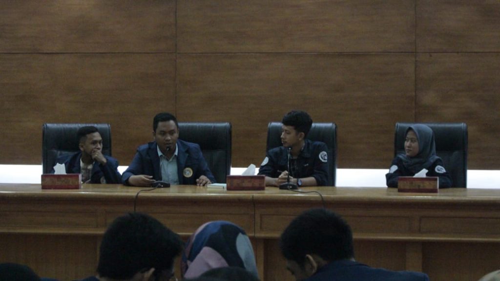 Agung Tri Putra as Head of BEM UNAIR 2019 (center) while giving a speech at the visit to the Banyuwangi PSDKU KM. (Photo: Courtesy)