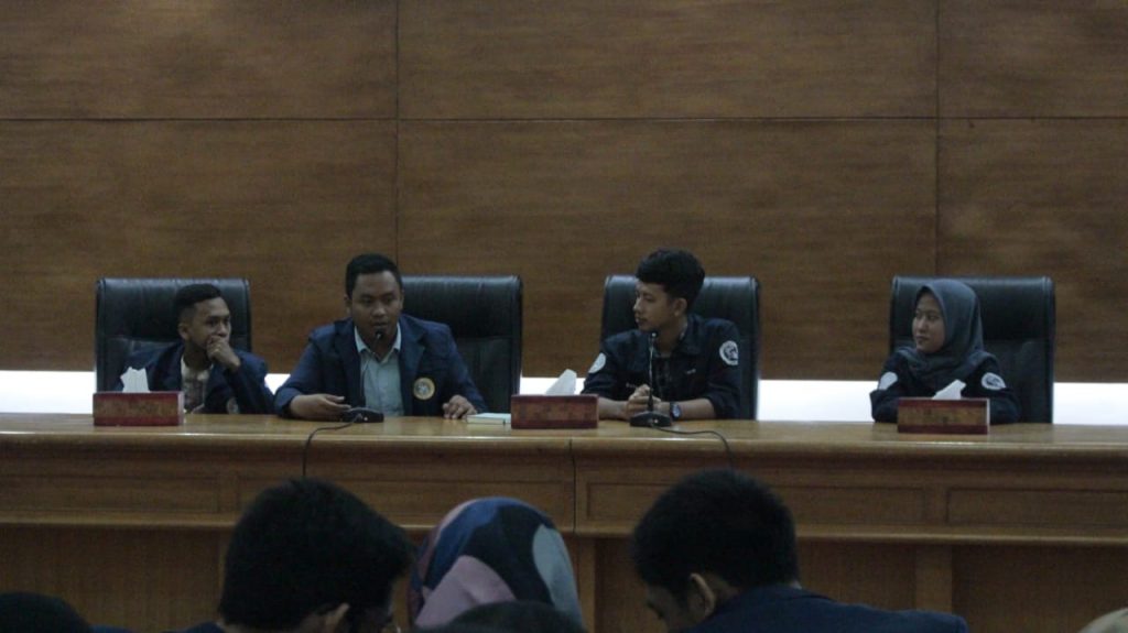 Agung Tri Putra selaku Ketua BEM UNAIR 2019 (tengah) saat memberikan sambutan pada acara kunjungan ke KM PSDKU Banyuwangi. (Foto: Istimewa)